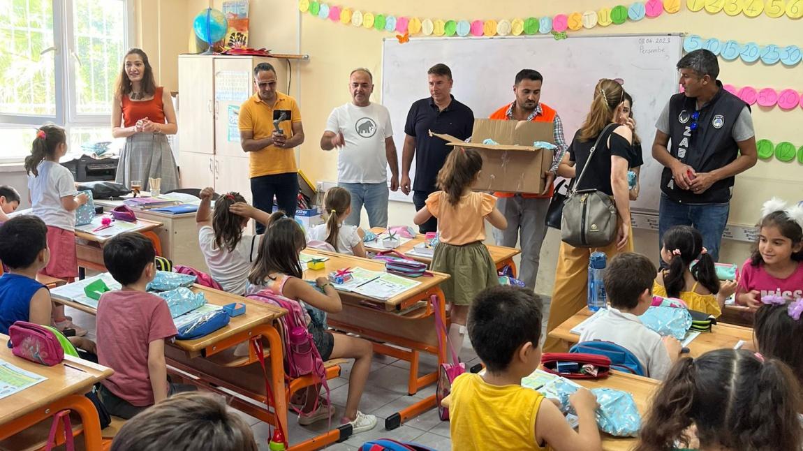Bodrum Belediyesi ve Bodrum ilçesindeki ilkokullarda eğitim gören öğrenciler tarafından hazırlanan hediyeler okulumuz öğrencilerine dağıtıldı...